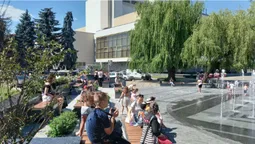 Сидіння навколо нового фонтану у Луцьку обписали вандали (фото)