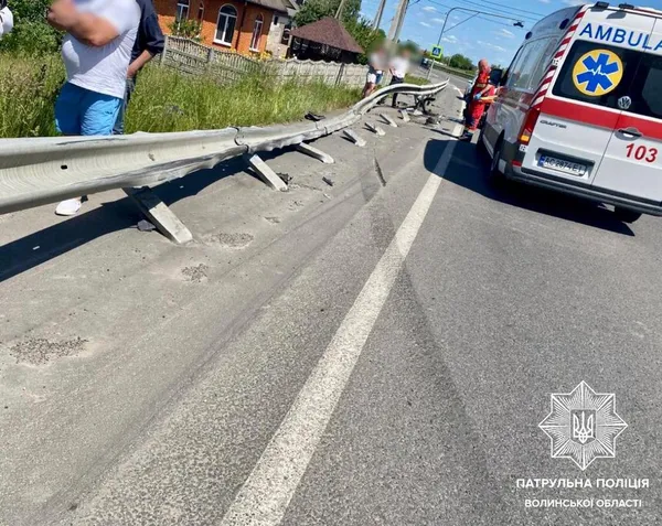 Був неуважним: під Луцьком водій Volvo зніс відбійник та злетів у кювет (фото)