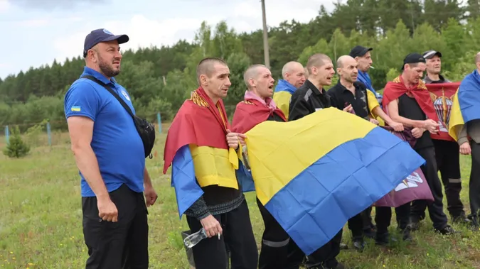 До сліз: з російського полону повернули групу важкопоранених і тяжкохворих Захисників