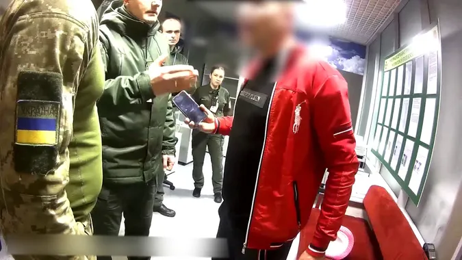 Три роки збирав на квиток до Єгипту: у Києві зняли з рейсу п'яного чоловіка