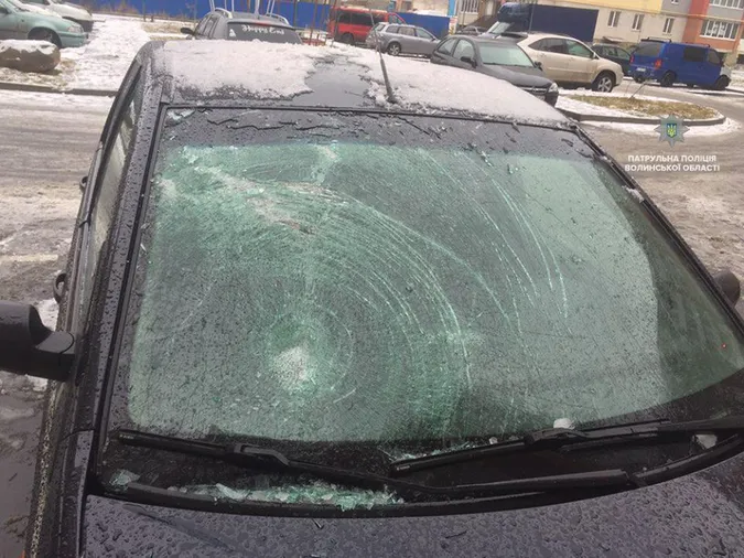 У Луцьку «бурулька» розбила лобове скло авто
