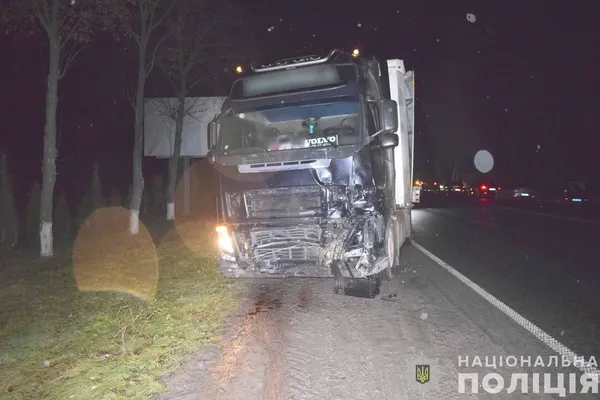 Троє загиблих: на Вінниччині через водійку мінівена волинянин на вантажівці потрапив у ДТП (фото)