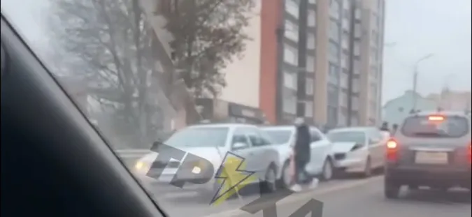 Дорога – паралізована: у Луцьку зіткнулися чотири автівки (відео)