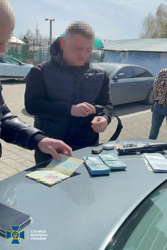 На Волині СБУ заблокувала незаконний збут партії бронежилетів і касок (фото, відео)