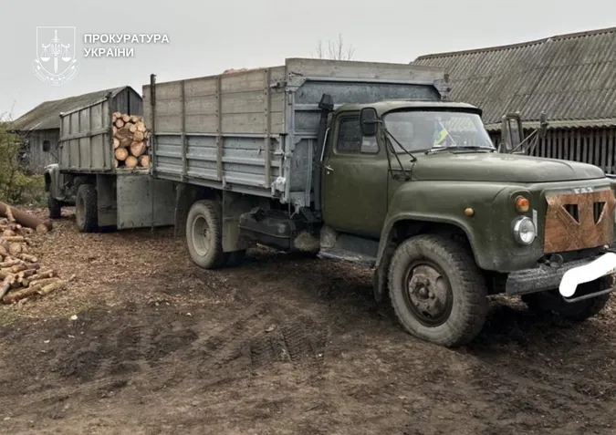 На Волині лісівники, працівник ДСНС та підприємці накрали лісу на 6,4 мільйона (фото)