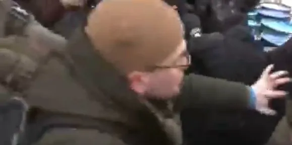 Під судом, де сьогодні обиратимуть запобіжний захід Порошенку, сталася штовханина (відео)