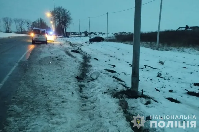 Врізався у стовп і злетів у кювет: під Луцьком п'яний водій тицяв гроші поліцейським (фото)