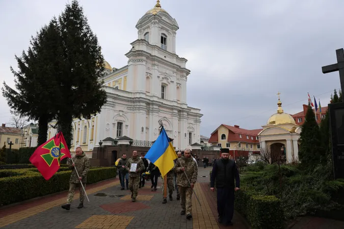 Луцька громада попрощалася із загиблим Героєм Олександром Повхом (фото)