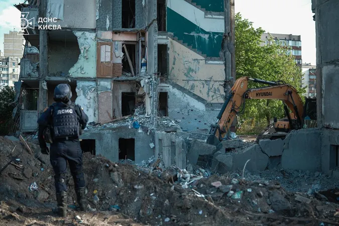 24 загиблих, з них троє – діти: у Києві після страшної атаки завершили пошукову операцію