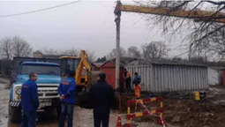 Порив на водогоні: у Луцьку через розмивання ґрунту мало не впала електроопора (фото, відео)