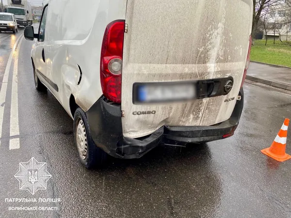 Не дотримав дистанції: у Луцьку п'яний водій врізався в машину попереду (фото, відео)
