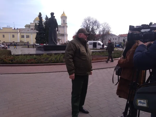 На Театральному майдані Луцька до виставки готуються лісівники