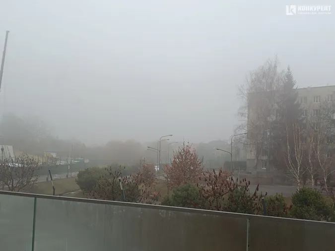 Нічого не видно: Луцьк накрило густим туманом (фото)
