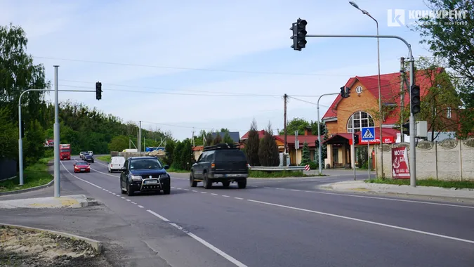 Чому на Об'їзній у Рованцях досі не працюють нові світлофори (фото)