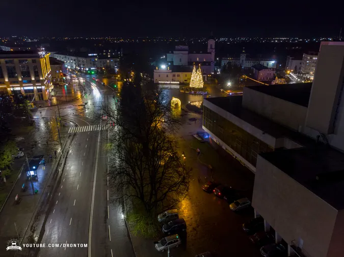Мандрівник показав різдвяний нічний Луцьк з висоти (фото)