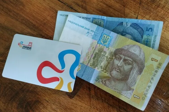 Рік е-квитку: майже половина лучан і досі платить у маршрутках готівкою (відео)
