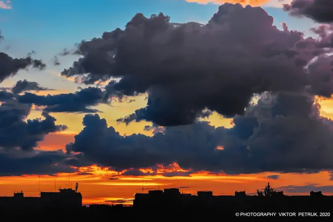 Літо попрощалося вогняним заходом сонця: фото з Луцька