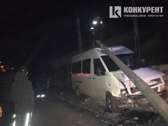 У Луцьку бус зніс електроопору: за кермом була жінка