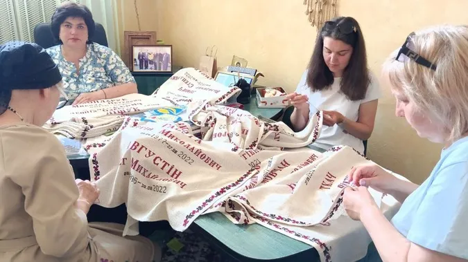 Мами та дружини полеглих воїнів з Волині вишивають майже стометровий «Рушник Пам’яті» (відео)