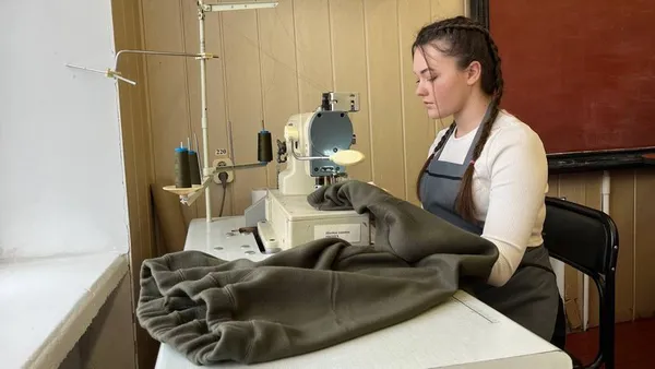 У Луцьку студенти з викладачами шиють флісові костюми для військових (фото, відео)