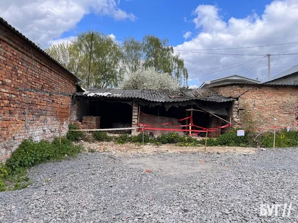 У центрі Володимира обвалилися гаражі райради (фото)