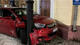 У Ковелі п'яна водійка "без прав" в'їхала в опору (фото)