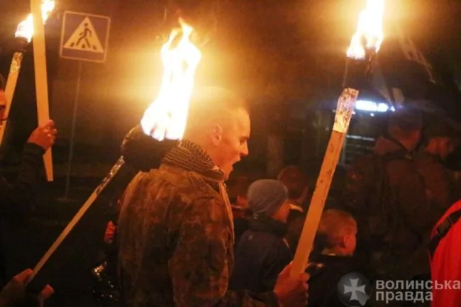 Патріоти зі смолоскипами вийшли на вулиці Луцька (фото) 