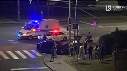 У Луцьку – ДТП на перехресті: BMW влетіло в стовп (відео)