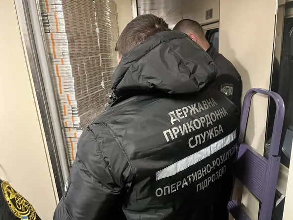 На «Ягодині» в купе провідника знайшли понад 1500 пачок цигарок  (фото)