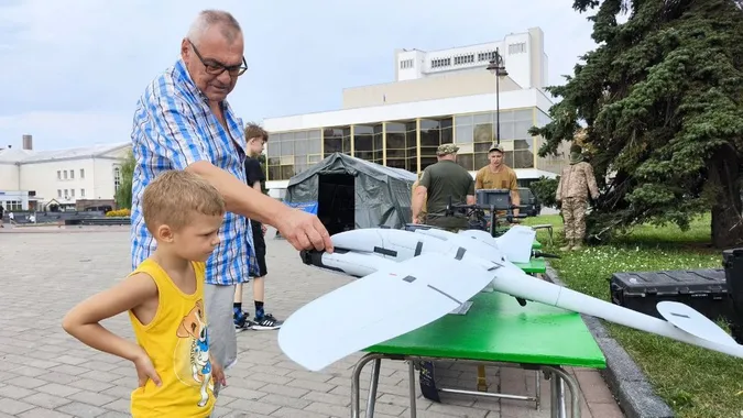У центрі Луцька – виставка безпілотників та зброї (фото)