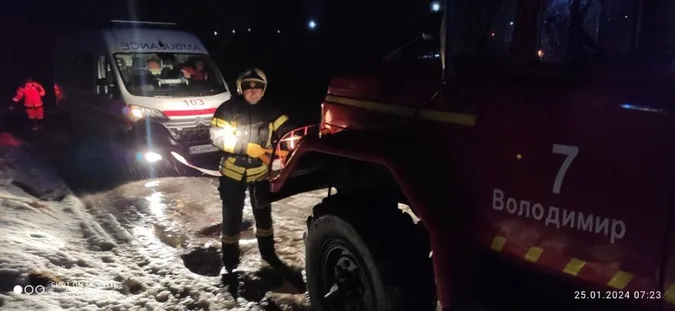 Володимирські рятувальники витягли з льодової пастки «швидку», яка везла хворого