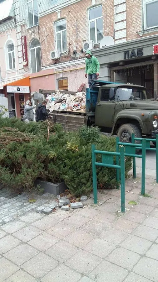 Під паркан луцького ЦНАПу викинули гору сміття (фото) 