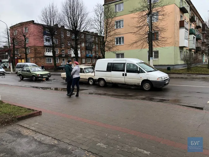 Пропустили пішохода: на Волині зіткнулися три автівки (фото)