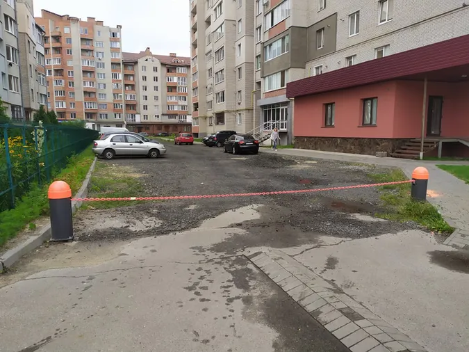 Ланцюг розбрату: як два ОСББ у Луцьку побили горшки через стоянку (ФОТО)