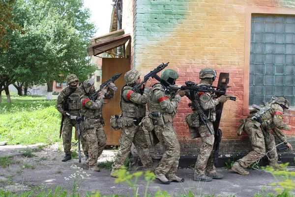 Заручники на луцькому аеродромі: відбулися антитерористичні навчання (відео, фото)