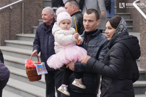 Війна і Воскресіння: у Луцьку святять паски у суботу і без свічок (фото)