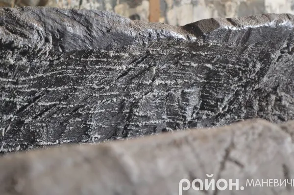 Старовинний човен-довбанка: коли справа зрушить з місця (фото)