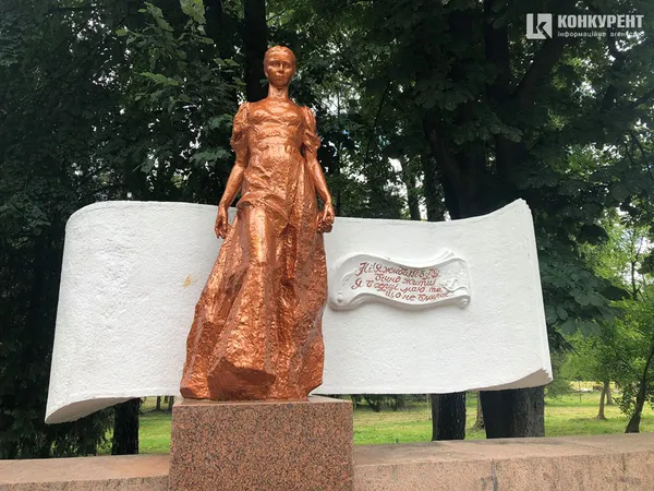 Лесю Українку в луцькому парку знову перефарбували (фотофакт)