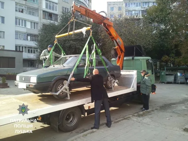 Перший пішов: луцький евакуатор відправив на штрафмайданчик першу автівку (фото)