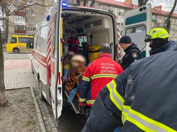 У Луцьку рятувальники допомогли пенсіонерці, в якої стався інсульт (фото)