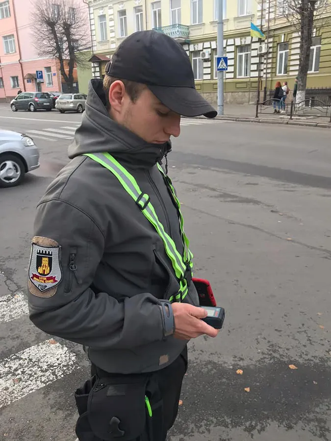 Луцькі інспектори почали активне «полювання» на «паркохамів» у дворах (фото)