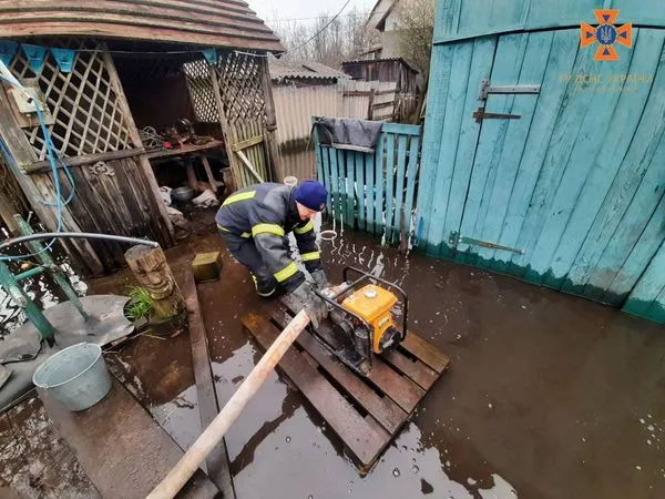 Понад 70 м³ води: у Ківерцях затопило двір (фото)