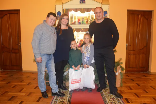 Новорічна казка та подарунки: луцький меценат влаштував свято для 200 дітей (фото)