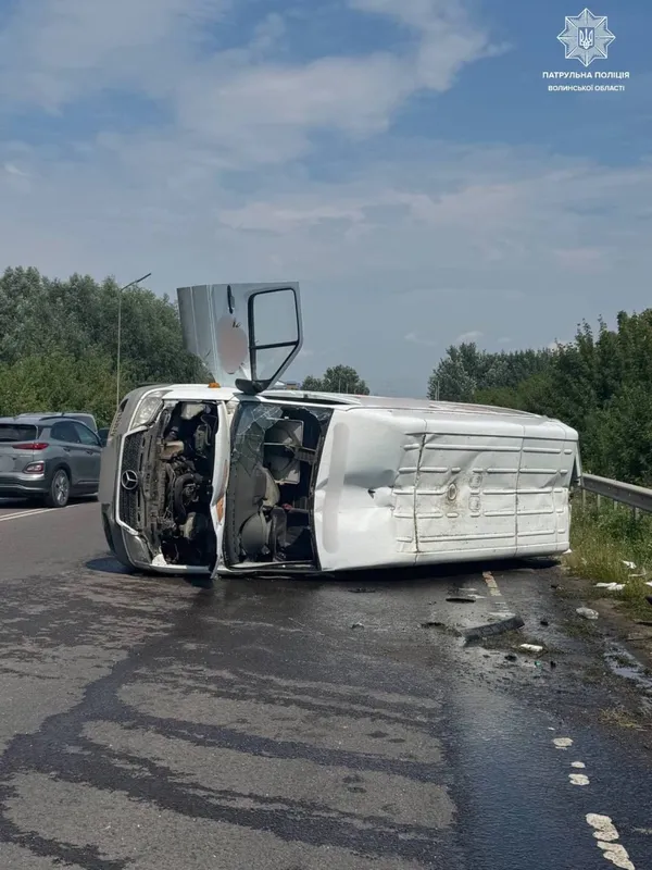 Летів на швидкості: у Рованцях 19-річний водій перекинув буса