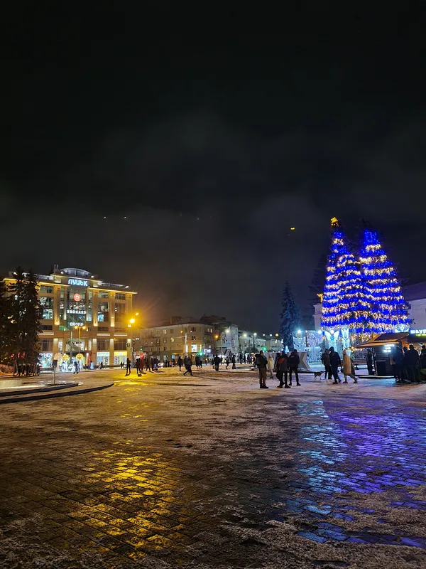 Сніг, ялинки та ілюмінації: який він, вечірній зимовий Луцьк (фото)