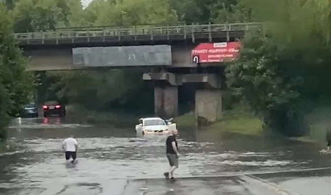 Готуйте човни: у Луцьку автівки «тікають» від потопу під мостом (відео)