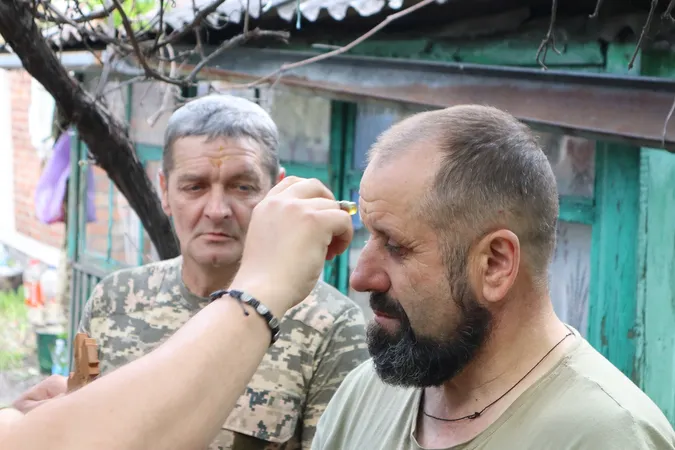 Сповідь, причастя й освячені паски: «волинська сотка» зустріла Великдень на передовій (фото)
