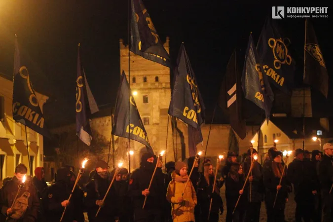 Смолоскипи та прапори: Луцьком гучно пройшовся марш націоналістів (фото, відео)