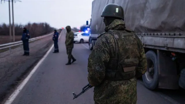 «Щоб вижити і знищити Україну»: під Херсоном окупанти почали шукати їжу по смітниках