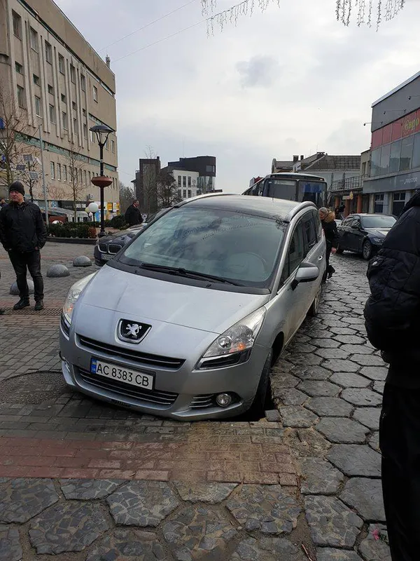 У Луцьку на Лесі Українки провалилося авто (ФОТО, ОНОВЛЕНО)